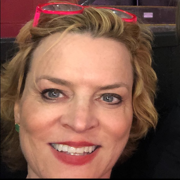 Meet your Posher, Julia. 🎈Posh Ambassador🎈 - Picture 1 of 1